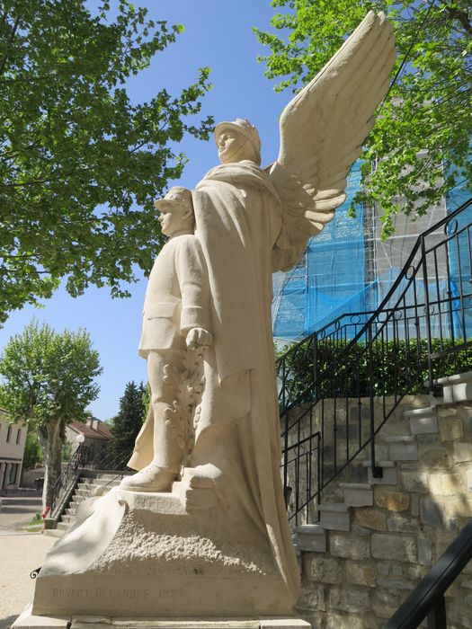 Groupe sculpté. Profil.