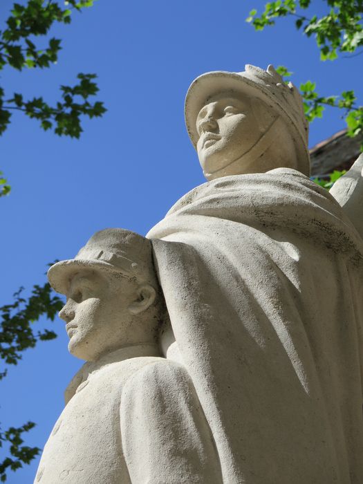 Groupe sculpté. Profil. Détail.