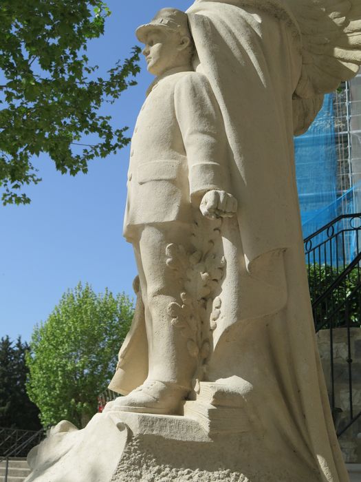 Groupe sculpté. Enfant soldat avec pile de livres et branche de chêne.