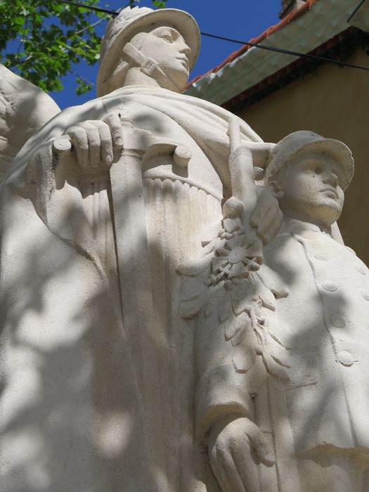 Groupe sculpté. Profil. Détail.