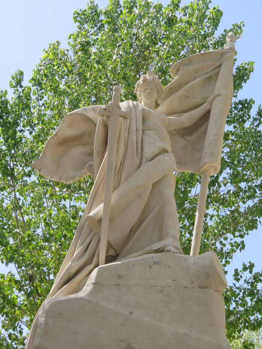 Statue. Vue latérale.