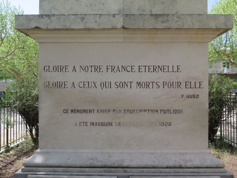 Socle avec inscription, date d'inauguration 1922.