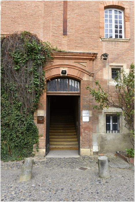 aile en retour, façade sud sur cour, porte d’accès