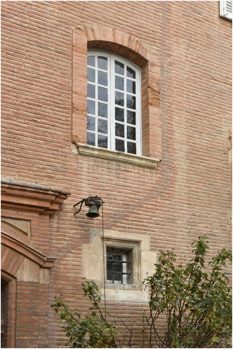 aile en retour, façade sud sur cour, détail d’une baie