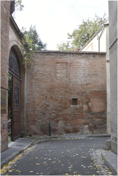 "rue Sesquières, mur de clôture avec le portail muré qui permettait d’accès aux écuries et au chenil

"