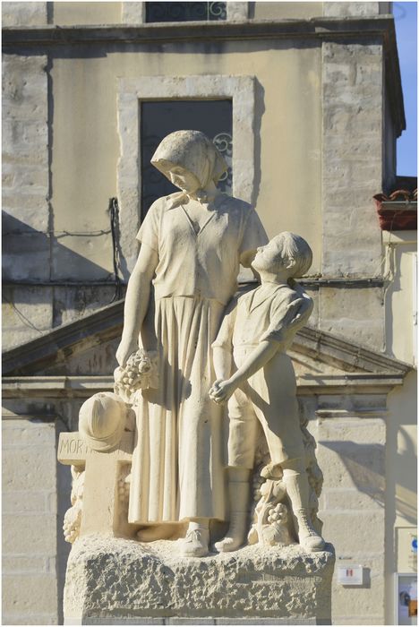 Groupe sculpté. Femme et enfant près d'une croix.