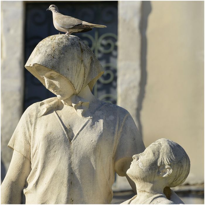 Groupe sculpté. Femme et enfant près d'une croix. Détail.