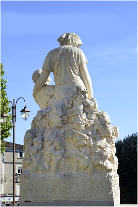 Face postérieure du monument. Vigne recouvrant l'arrière du groupe sculpté.