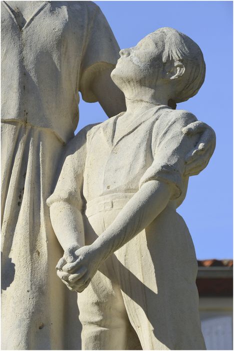 Groupe sculpté. Vue latérale. Enfant. Détail.