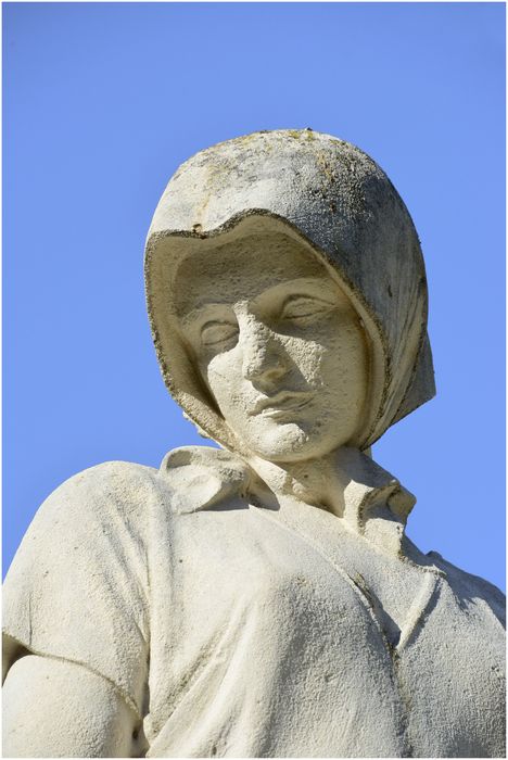 Groupe sculpté. Vue latérale. Femme. Détail.