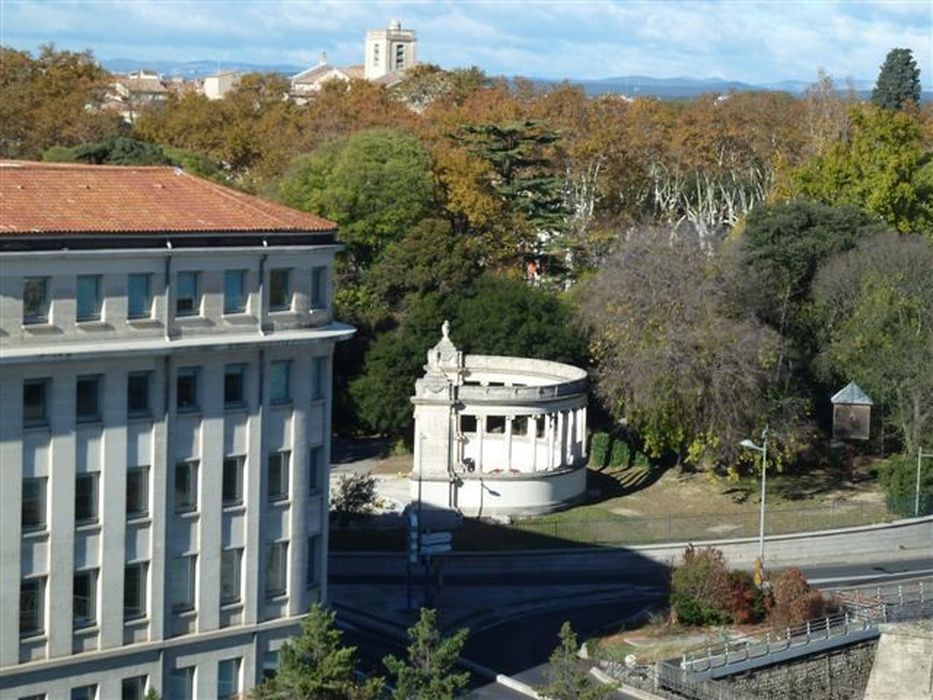 Vue du monument aux morts et du jardin de l'Esplanade depuis l'ancien hôtel de ville. Architecte Jacques Léon Février.