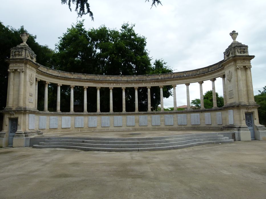 Portique à colonnade en hémicycle à l’antique, d’ordre corinthien.