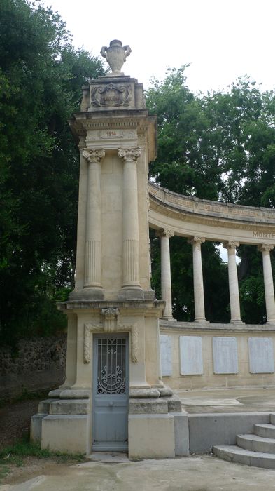 Colonnade en demi-cercle se terminant par deux piliers ornés de pots à feu.