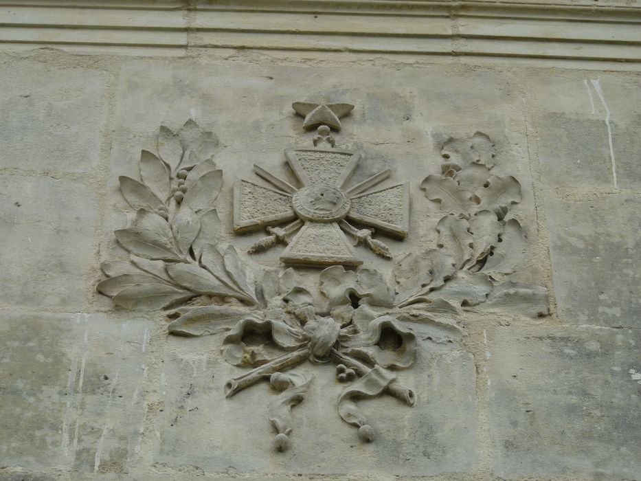 Croix de guerre et branches de laurier.