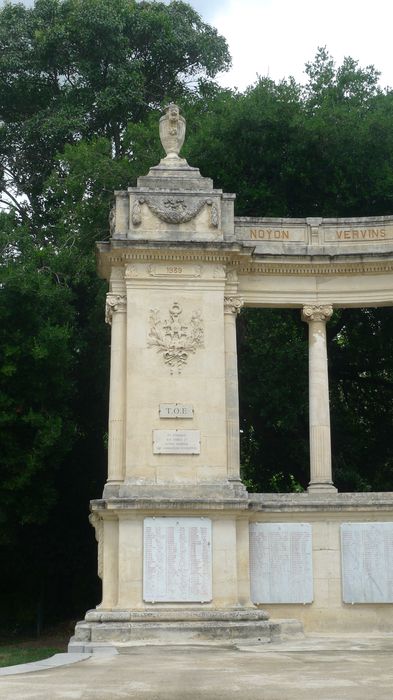 Pilier de gauche, portant la date de 1939 sur sa face latérale.