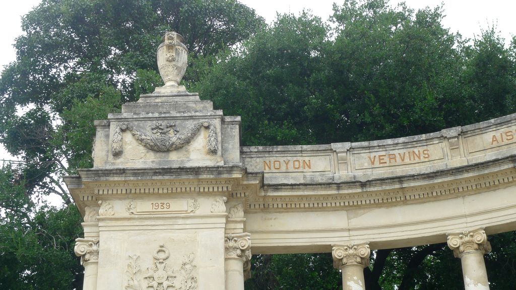 Sur la corniche, un bandeau au nom des 16 principales batailles de la Grande Guerre : Noyon, Vervins, Aisne, Rozelieures, Orient, Champagne, La Somme, Verdun, La Marne, L’Yser, Argonne, Alsace, Dardanelles, Coucy-le-Château, Syrie, Hartmann.