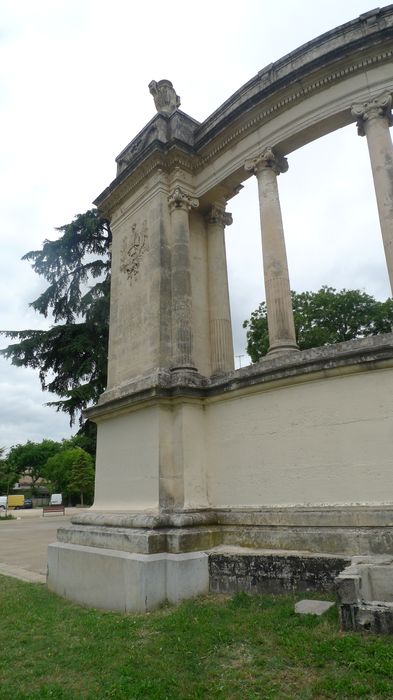 Pilier de droite. Vue extérieure.