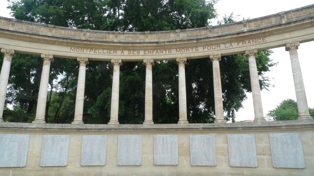 Le 11 novembre 2014, les plaques gravées des 1753 morts montpelliérains ont été fixées à l’extérieur.