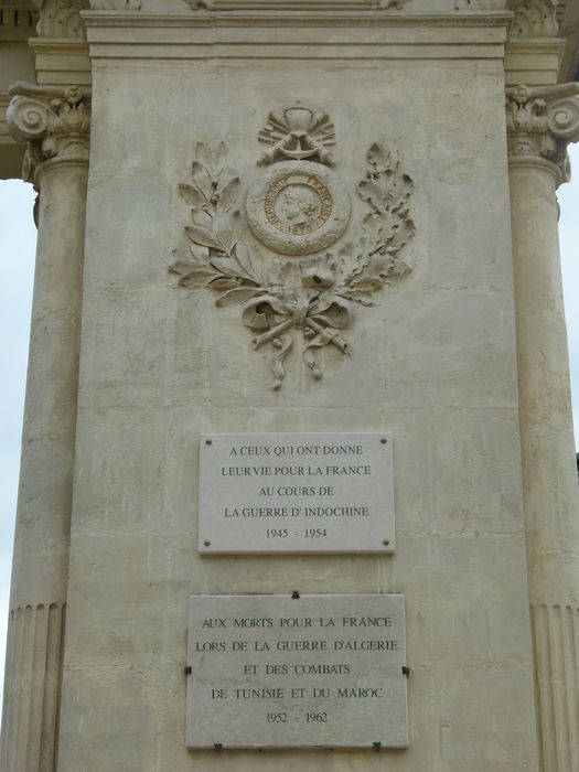 Pilier de droite, avec les plaques des guerres d'Indochine et d'Algérie.