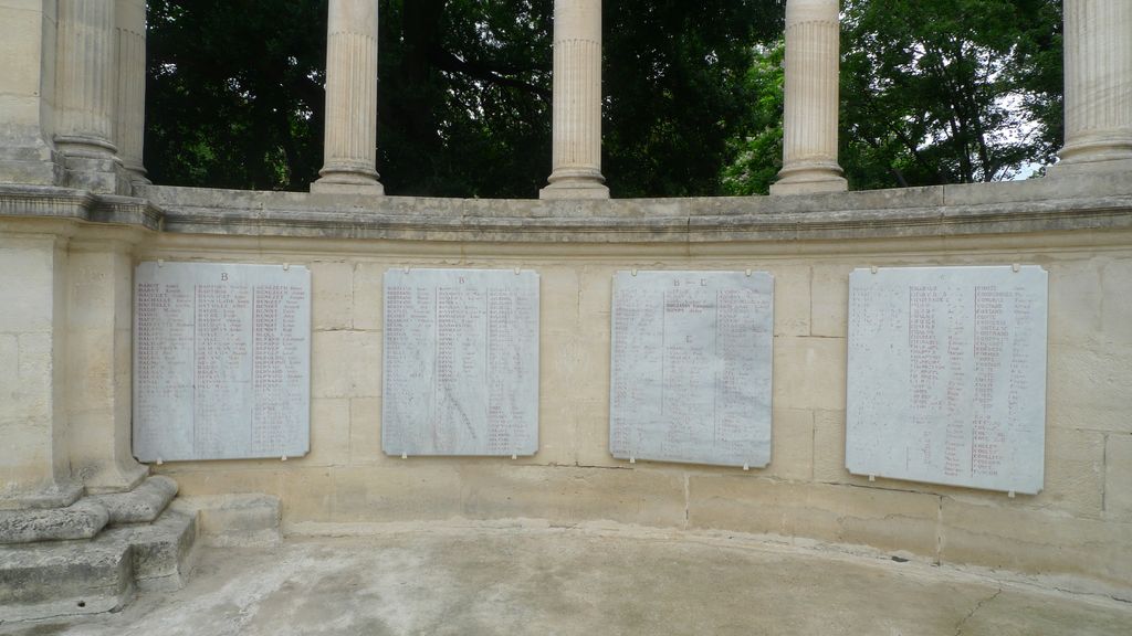 Plaques provenant de la crypte, installées en 2014 sous la colonnade.