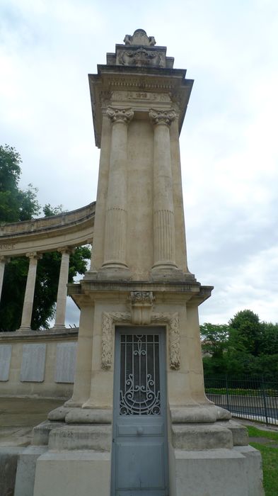 Pilier de gauche. Face principale avec porte d'accès à la crypte.