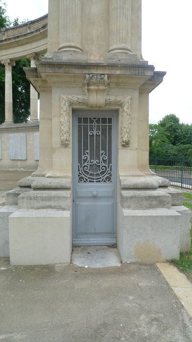 Porte d'accès à la crypte.