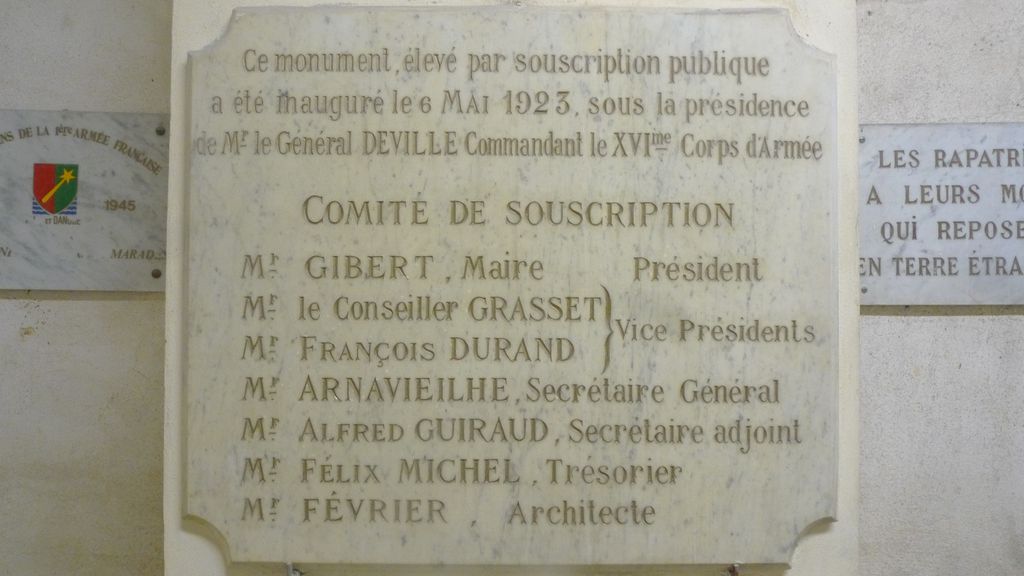 Crypte. Plaque de l’inauguration du 6 mai 1923 mentionnant les noms des membres du comité de souscription.