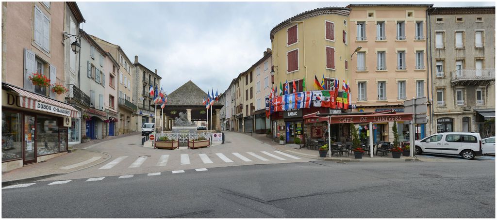 Vue de la place de la Halle.