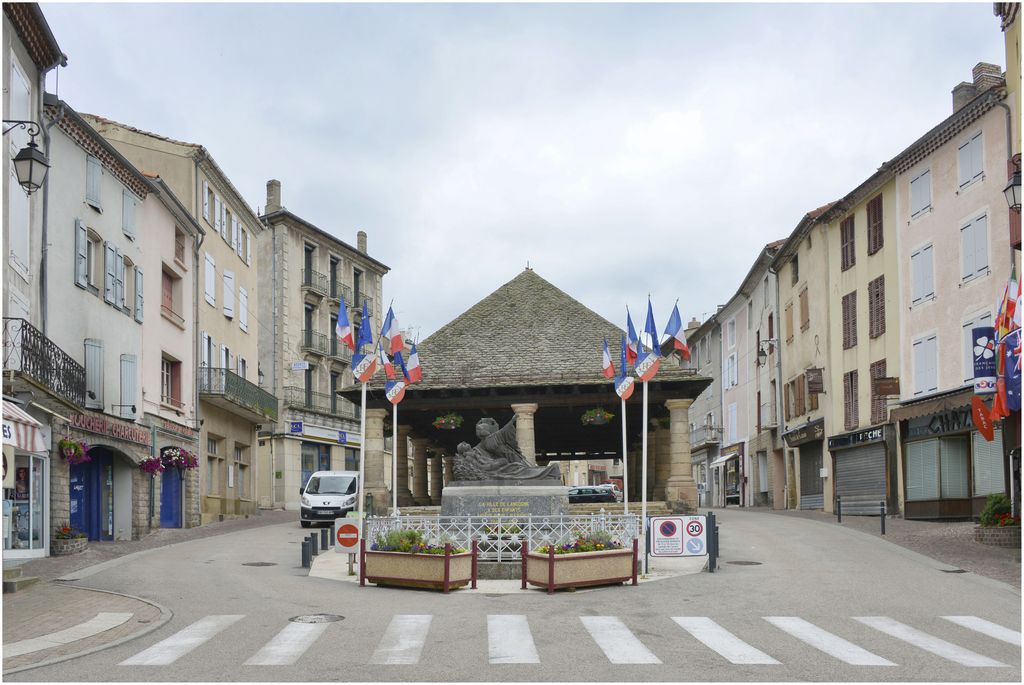 Vue de la place de la Halle.