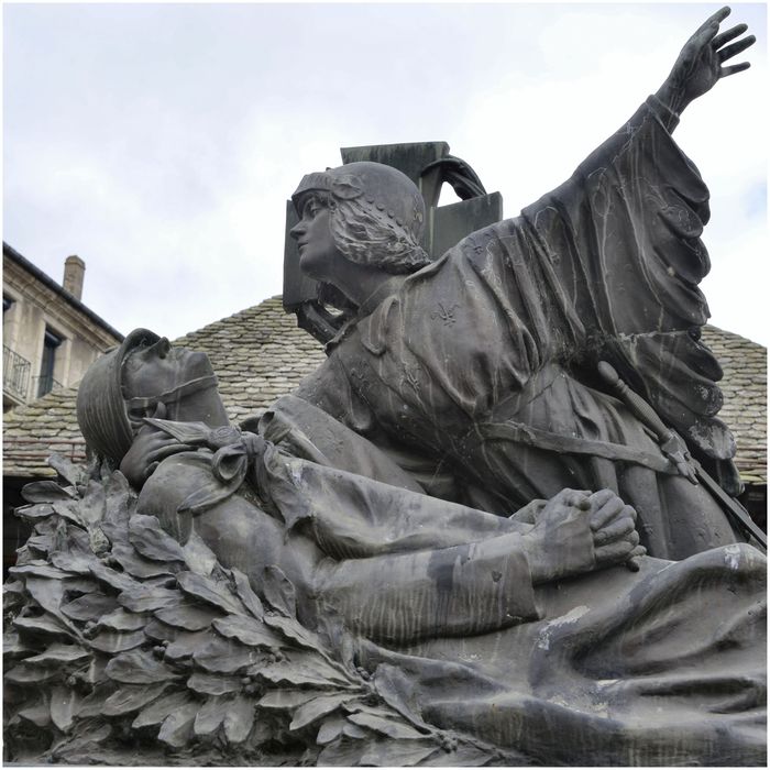 Groupe sculpté. Jeanne d'Arc et soldat. Détail.