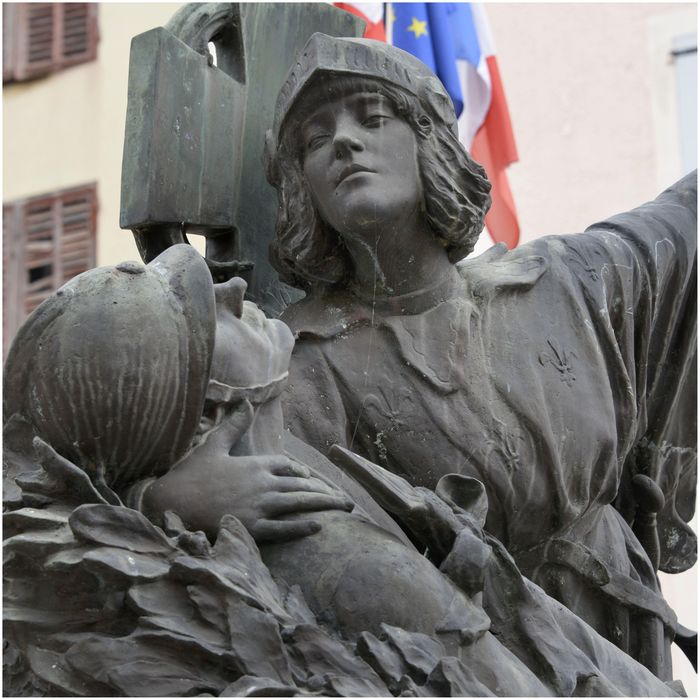 Groupe sculpté. Jeanne d'Arc et soldat. Détail.