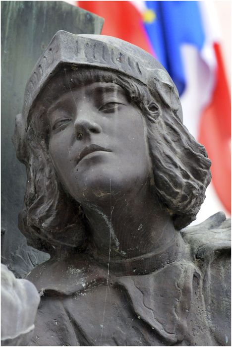 Groupe sculpté. Jeanne d'Arc. Détail.