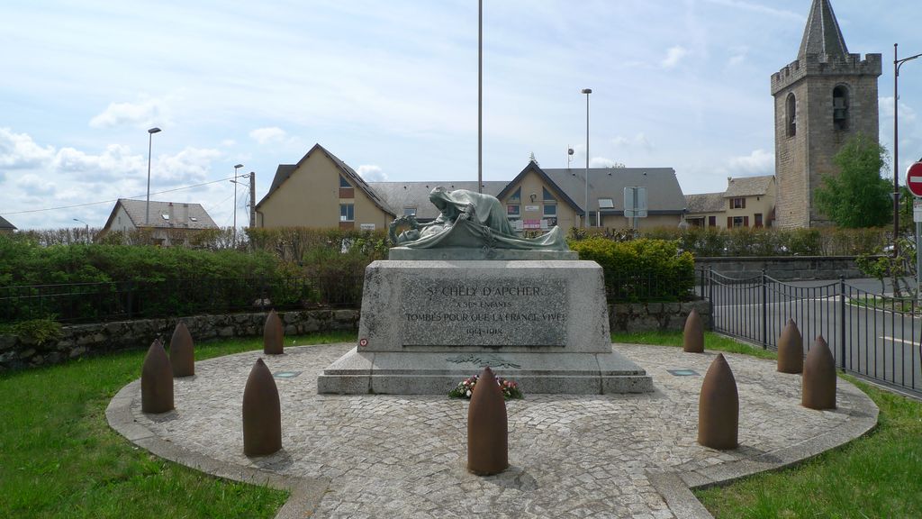 Le monument a été déplacé du centre de la place sur le côté, pour laisser place à une fontaine.