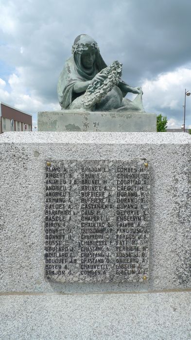 Noms des morts gravés sur les faces latérales du socle.