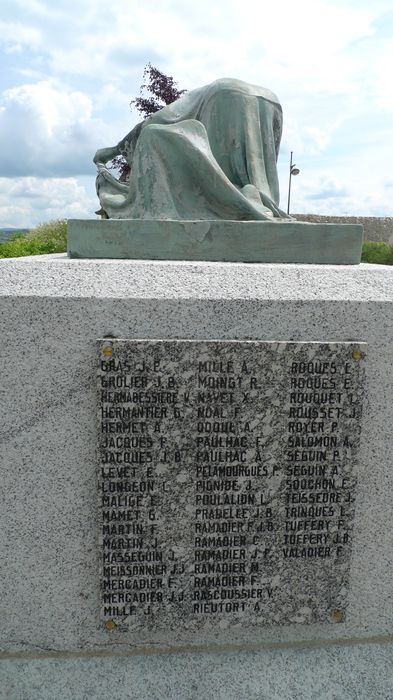 Noms des morts gravés sur les faces latérales du socle.