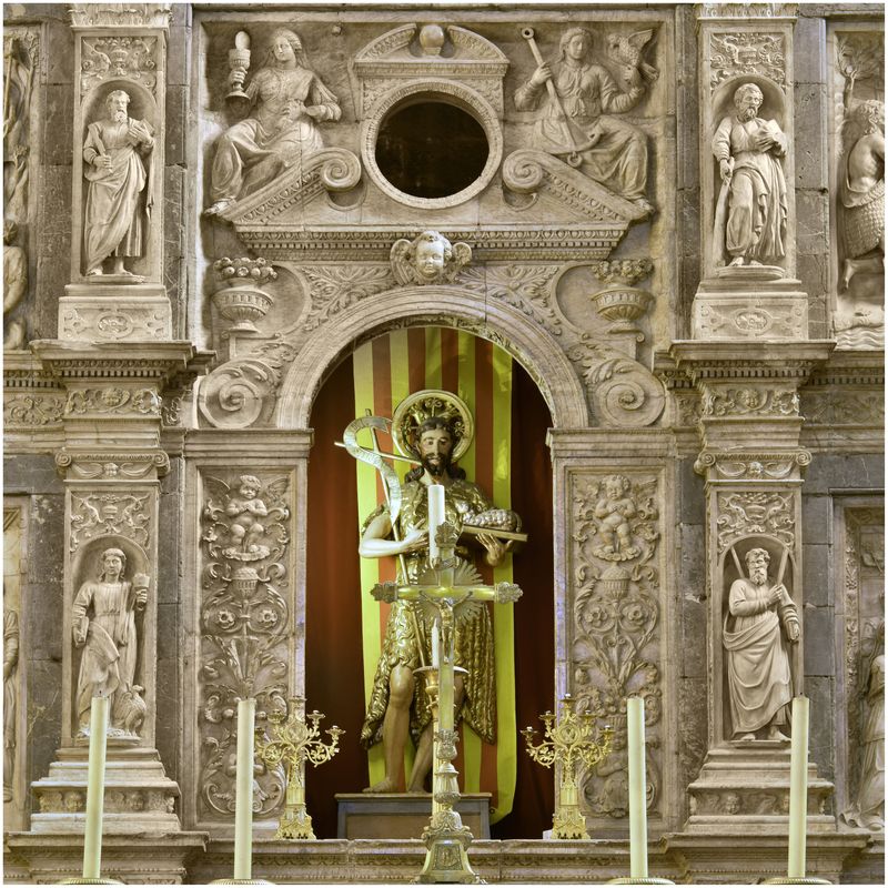 Retable du maître-autel. Panneau central avec statue de Jean-Baptiste.