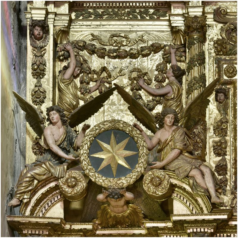 Retable de sainte Eulalie et de sainte Julie. Anges portant une couronne remplie d'une étoile à huit rais (armes du chapitre de la cathédrale).