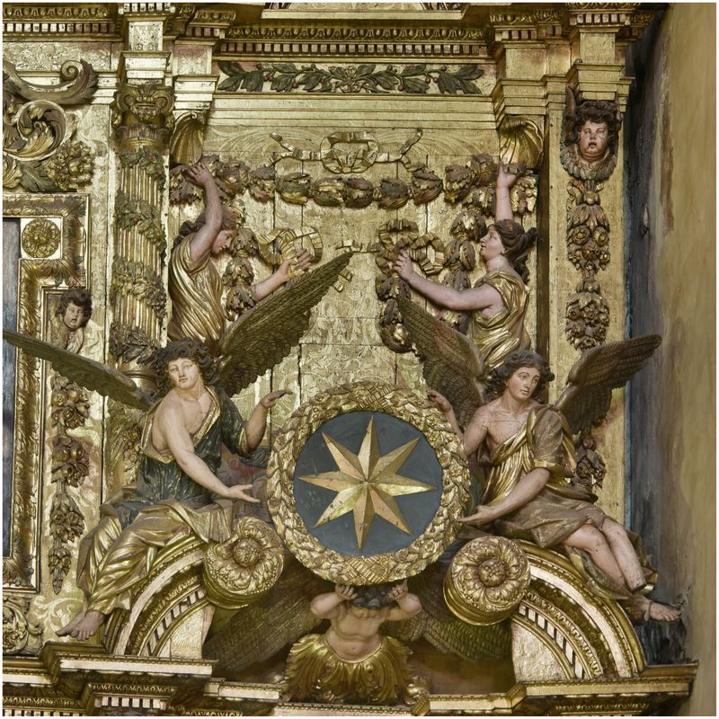 Retable de sainte Eulalie et de sainte Julie. Anges portant une couronne remplie d'une étoile à huit rais (armes du chapitre de la cathédrale).