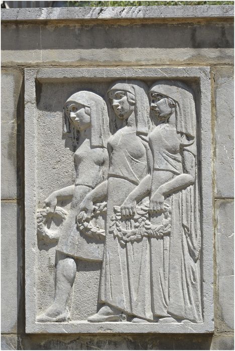 Bas-relief de droite. Trois jeunes femmes portant des couronnes de laurier.