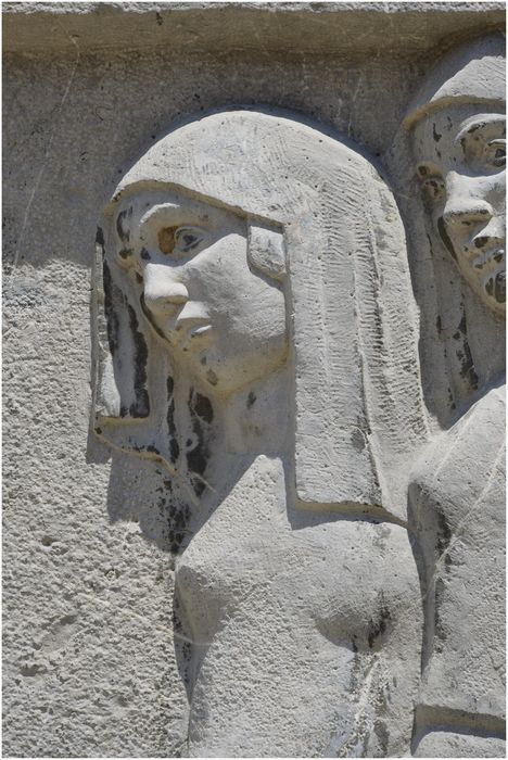 Bas-relief de droite. Trois jeunes femmes portant des couronnes de laurier. Détail.