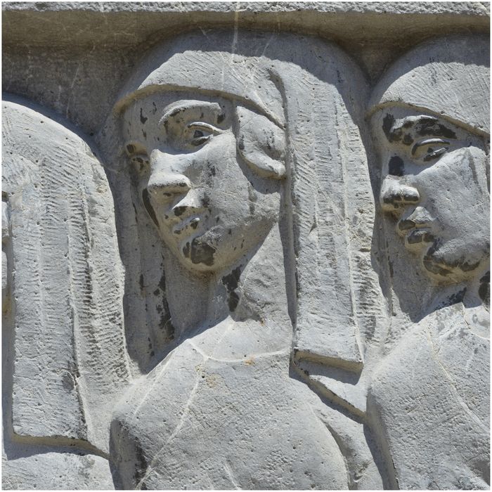 Bas-relief de droite. Trois jeunes femmes portant des couronnes de laurier. Détail. En septembre 1944, les Allemands ont recouvert le monument d'une toile goudronnée qui laissa des tâches sur la pierre.