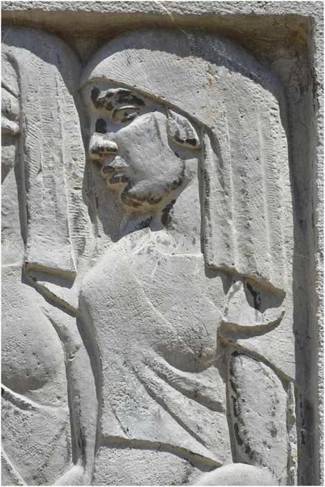 Bas-relief de droite. Trois jeunes femmes portant des couronnes de laurier. Détail.