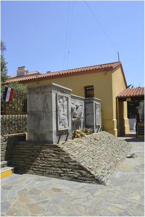 Vue latérale du monument sur un socle recréé, en schiste.