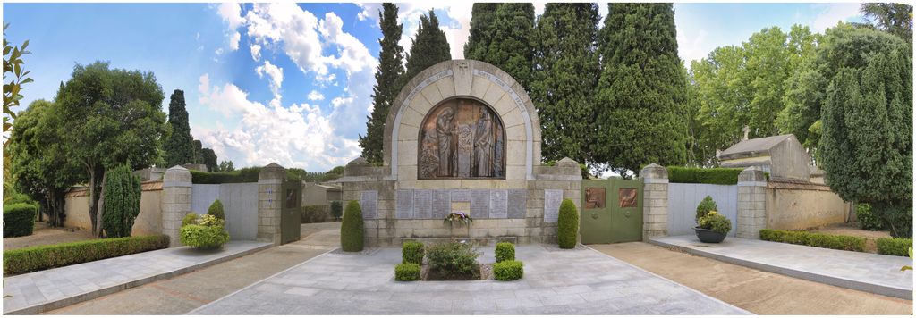 Vue d'ensemble du monument qui constitue la façade d'entrée du cimetière.