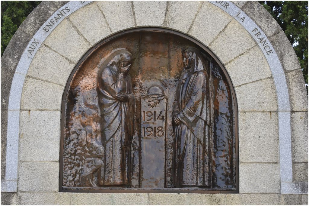 Haut-relief en bronze. Deux femmes debout autour une stèle où sont déposés des attributs militaires.