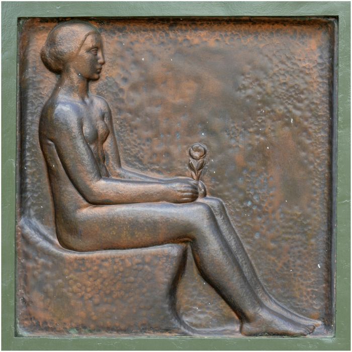 Portail de droite. Bas-relief. Jeune femme nue tenant une fleur.