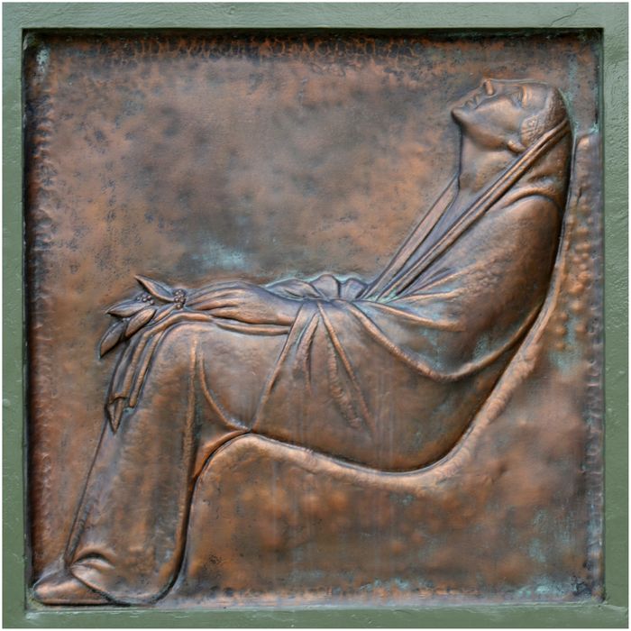 Portail de droite. Bas-relief. Vieille femme drapée tenant un rameau de laurier. 