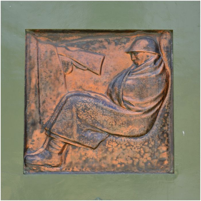 Portail de gauche. Bas-relief. Soldat assis dans une tranchée.