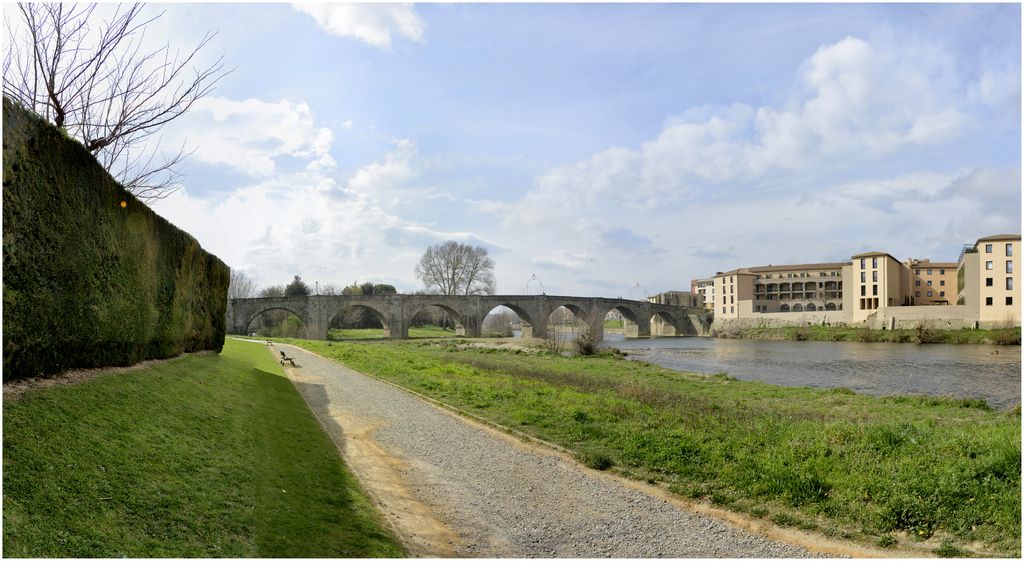 Vue d’ensemble depuis la rive de la cité.