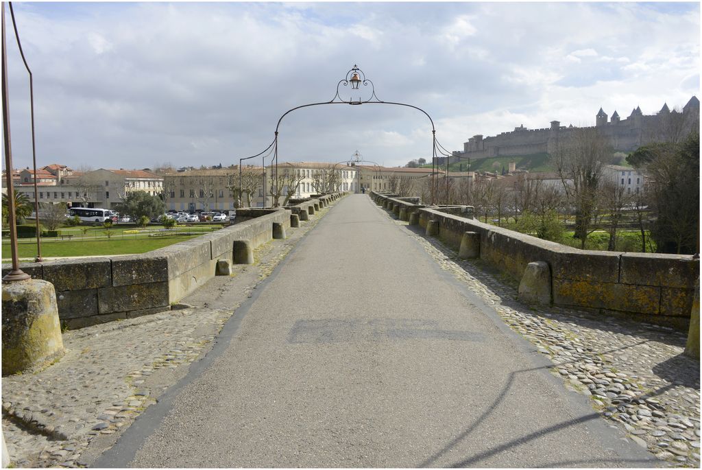 Vue d’ensemble du tablier du pont vers la cité.